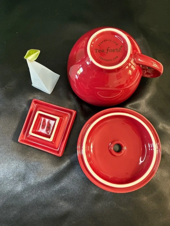 Red Ceramic Tea Mug with Lid and Leaf Infuser - Stylish Coffee & Tea Accessory - Picture 3 of 4